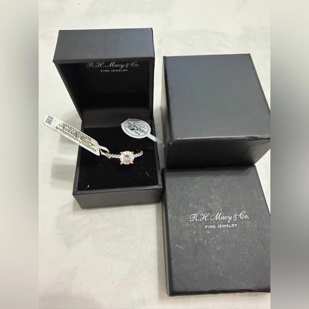 MACY’S 14 KARATS RHODIUM PLATED ROUND CUT RING